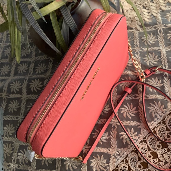 New MK Jet Set Crossbody 🍑 last one - Picture 3 of 4